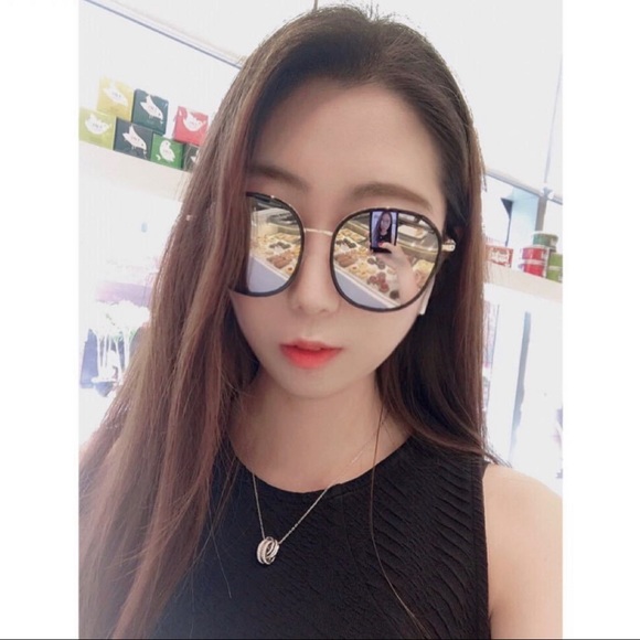 UV Gold Frame Mirror Sunglasses - Picture 2 of 3